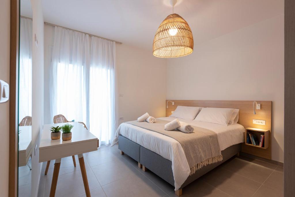 een slaapkamer met een bed en een groot raam bij Sea and City Luxurious Apartment in Kos-stad