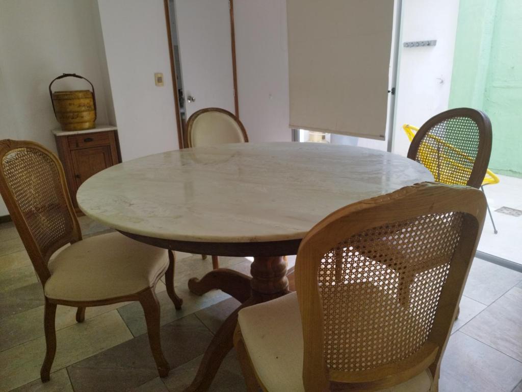 uma mesa de jantar com cadeiras, uma mesa e uma mesa em Excelente ubicación!!! em Montevidéu