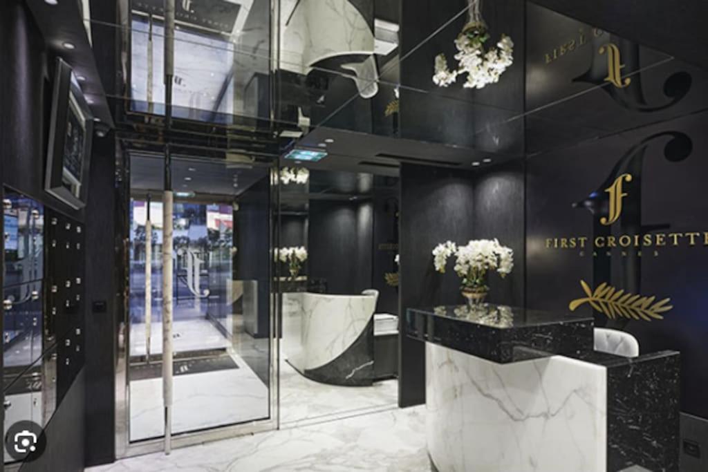 un hall muni d'un panneau indiquant la ville sur le mur dans l'établissement Appartement Cannes 4 chambres - 523, à Cannes