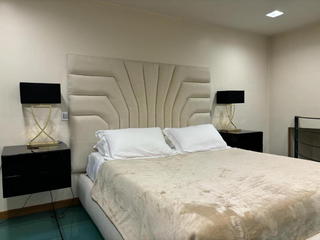 A bed or beds in a room at Modern Suite/Loft
