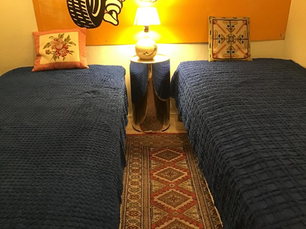 twee bedden naast elkaar in een kamer bij GETGYR Hostel in Holbæk
