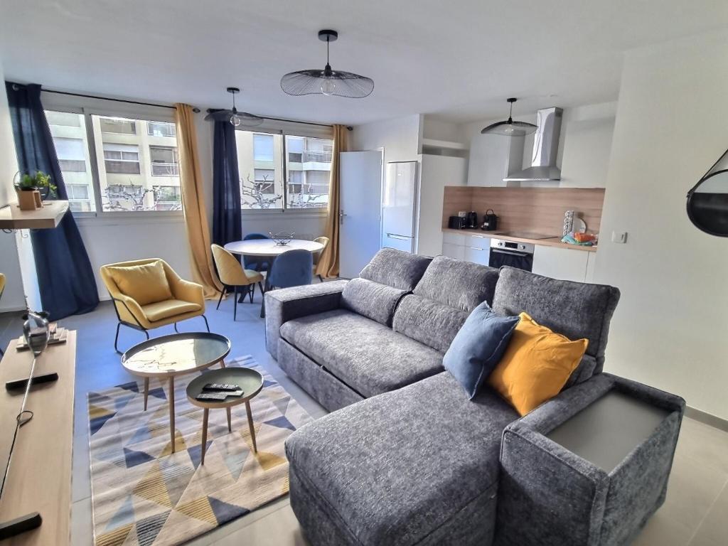 a living room with a couch and a table at Appartement T3 Rénové Vieux port Marseille in Marseille