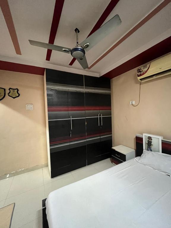 - une chambre avec un lit et un ventilateur de plafond dans l'établissement Private room in apartment, à Mire