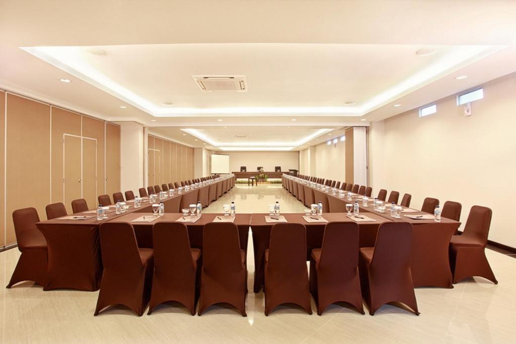 una grande sala conferenze con un lungo tavolo e sedie di Regantris Malioboro a Yogyakarta