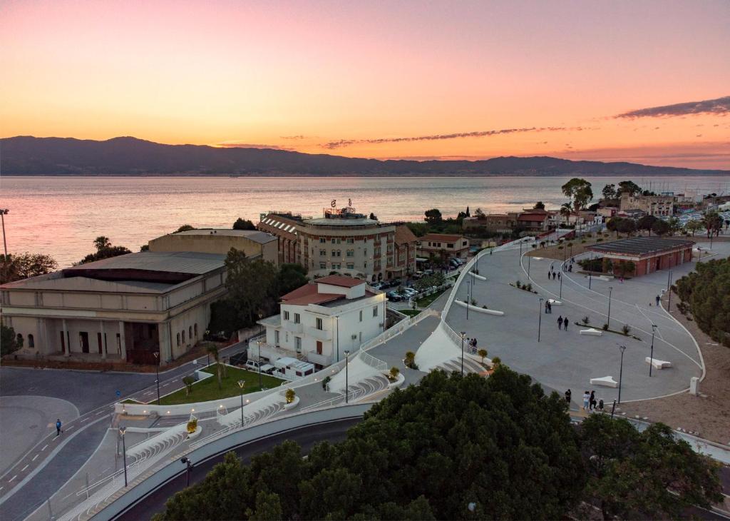 een luchtzicht op een stad bij zonsondergang bij La Casita in Reggio di Calabria