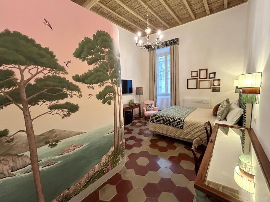een slaapkamer met een muurschildering van bomen aan de muur bij The Grand Tour Bed & Breakfast in Rome