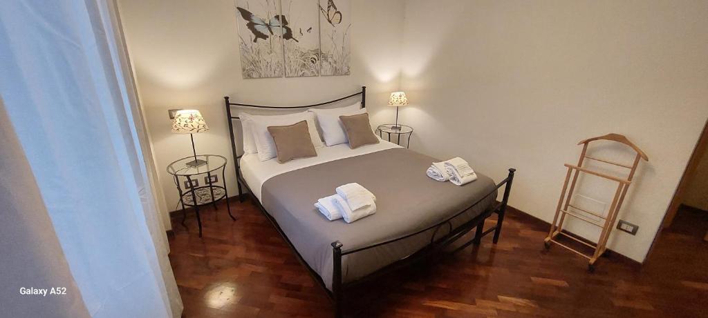 ein Schlafzimmer mit einem Bett mit Handtüchern darauf in der Unterkunft Relax & Business Luxury Apartment Velletri in Velletri