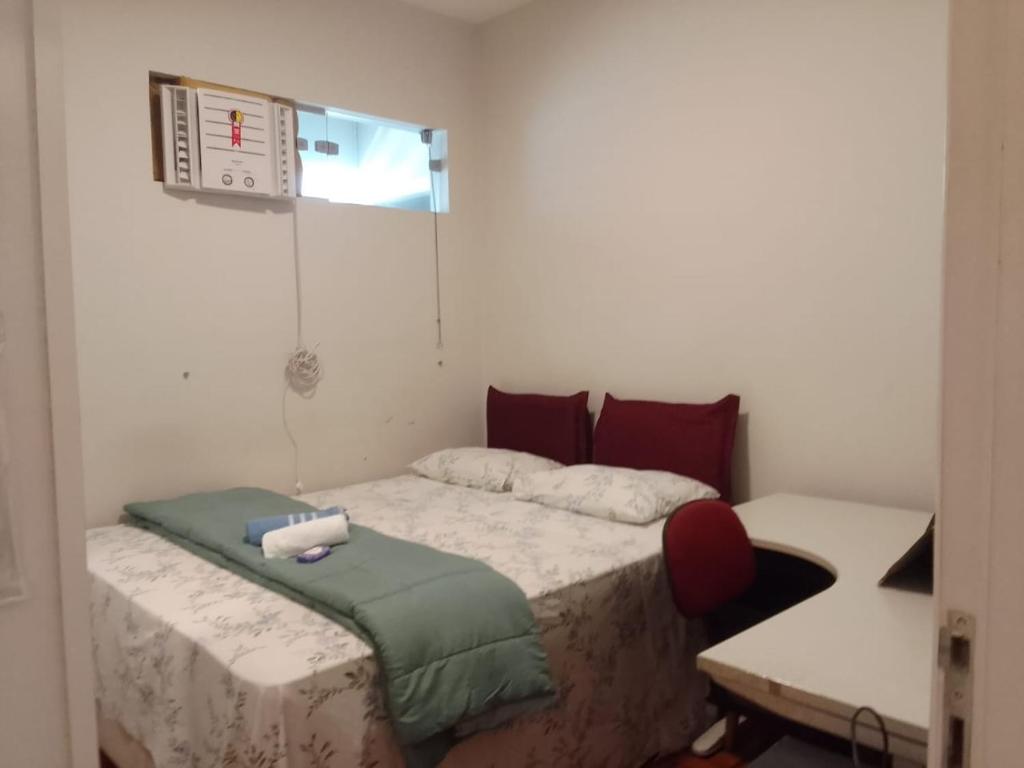 Kleines Zimmer mit einem Bett, einem Schreibtisch und einem Schreibtisch. in der Unterkunft HOSTEL e POUSADA SALVADOR PRAIA in Salvador