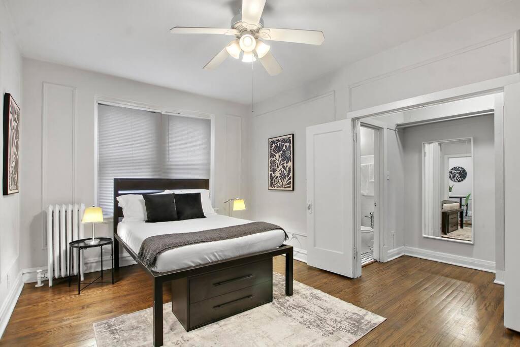 una camera con letto e ventilatore a soffitto di Chic & Contemporary Studio Apartment - Bstone 120 a Chicago