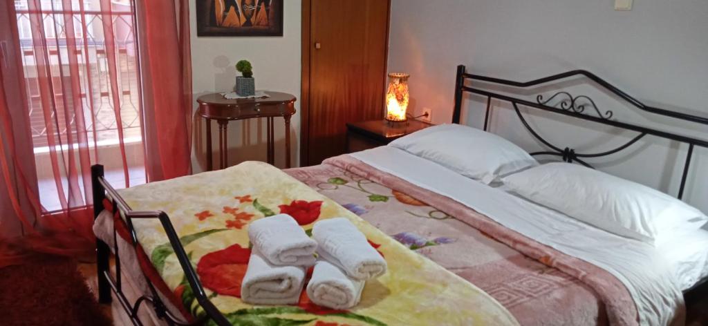 een slaapkamer met een bed met handdoeken erop bij STEVE'S HOUSE & ELDI in Edessa