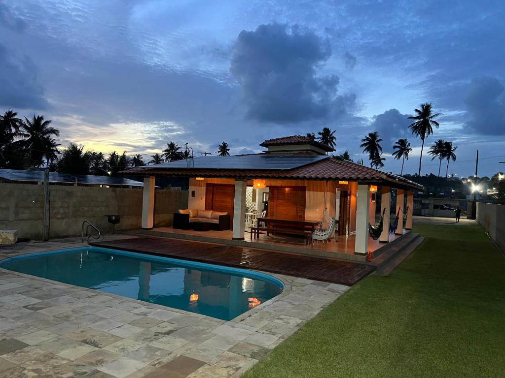 a house with a swimming pool in the yard at Casa São Miguel dos Milagres in São Miguel dos Milagres