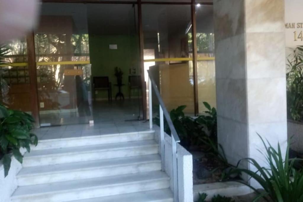 里約熱內盧的住宿－Apartamento Morro Da Urca，通往大楼的楼梯