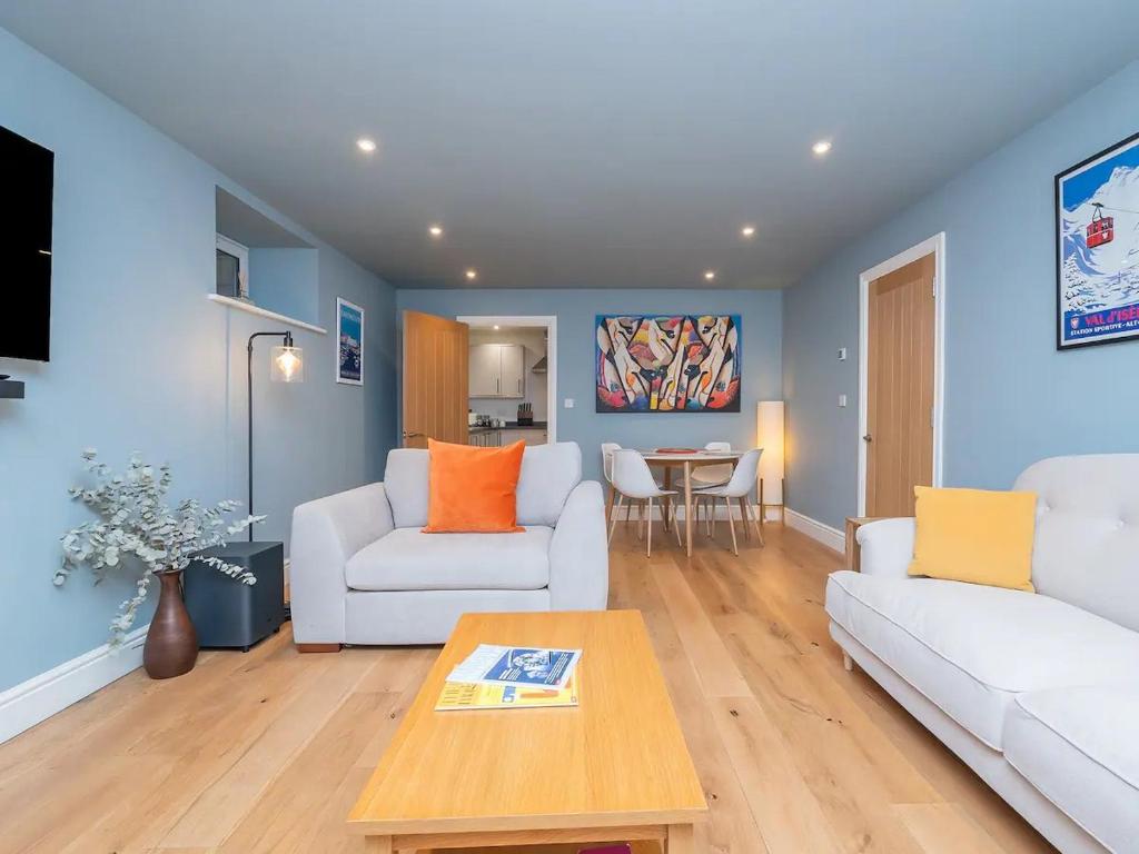 una sala de estar con 2 sofás blancos y una mesa. en Pass the Keys 2 bed flat in fabulous location with parking en Bath