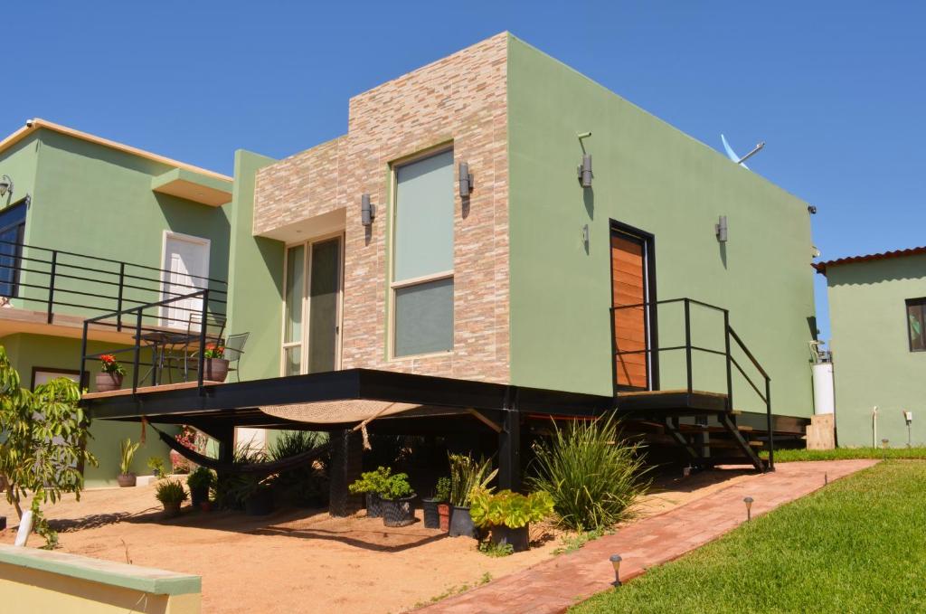 une maison avec une terrasse couverte et un patio dans l'établissement Casa Berty 1, à Ensenada
