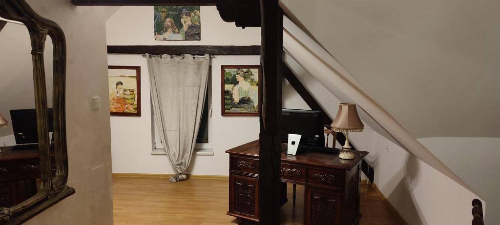 Cette chambre dispose d'un escalier avec une commode et un miroir. dans l'établissement LAZARÓWKA - RYBNO, à Rybno