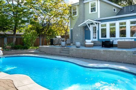 The Corner Cottage Pool Oasis