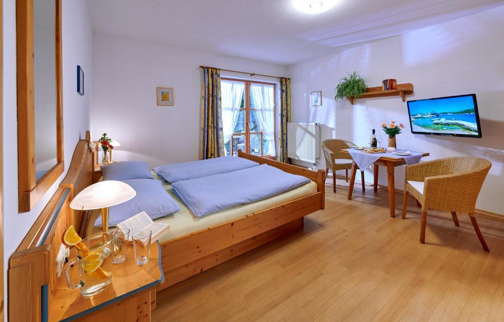 - une chambre avec un lit et une salle à manger dans l'établissement Beim Paulfischer, à Chieming