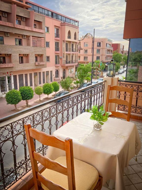 una mesa en un balcón con vistas a la ciudad en Real estate Mar Gold en Marrakech