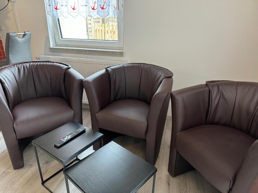 a waiting room with two chairs and a coffee table at Schönes Apartment mit TV, WLAN, Kochbereich und Parkplatz - Sara in Werne an der Lippe