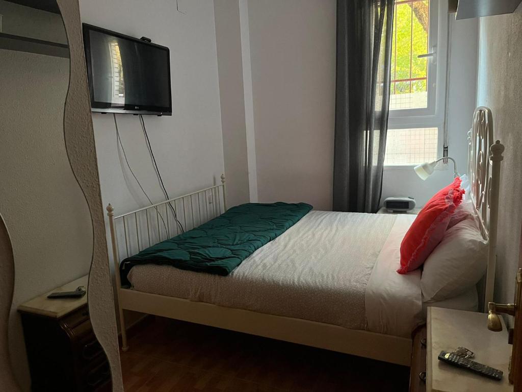 A bed or beds in a room at Acogedoras Habitaciónes en Madrid