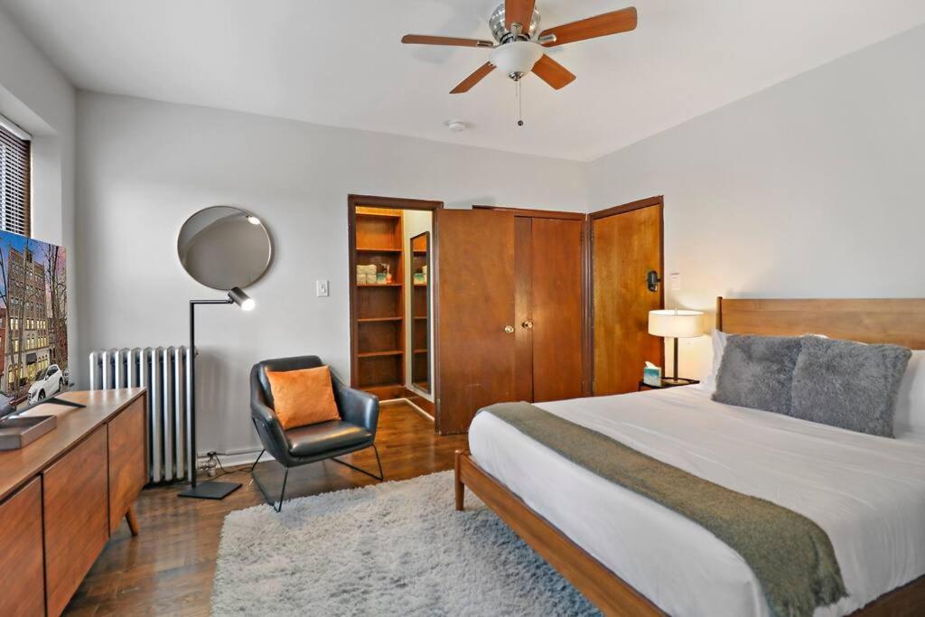 1 dormitorio con cama, escritorio y silla en Elegant Studio Apt in Chicago - Dorchester 511, en Chicago