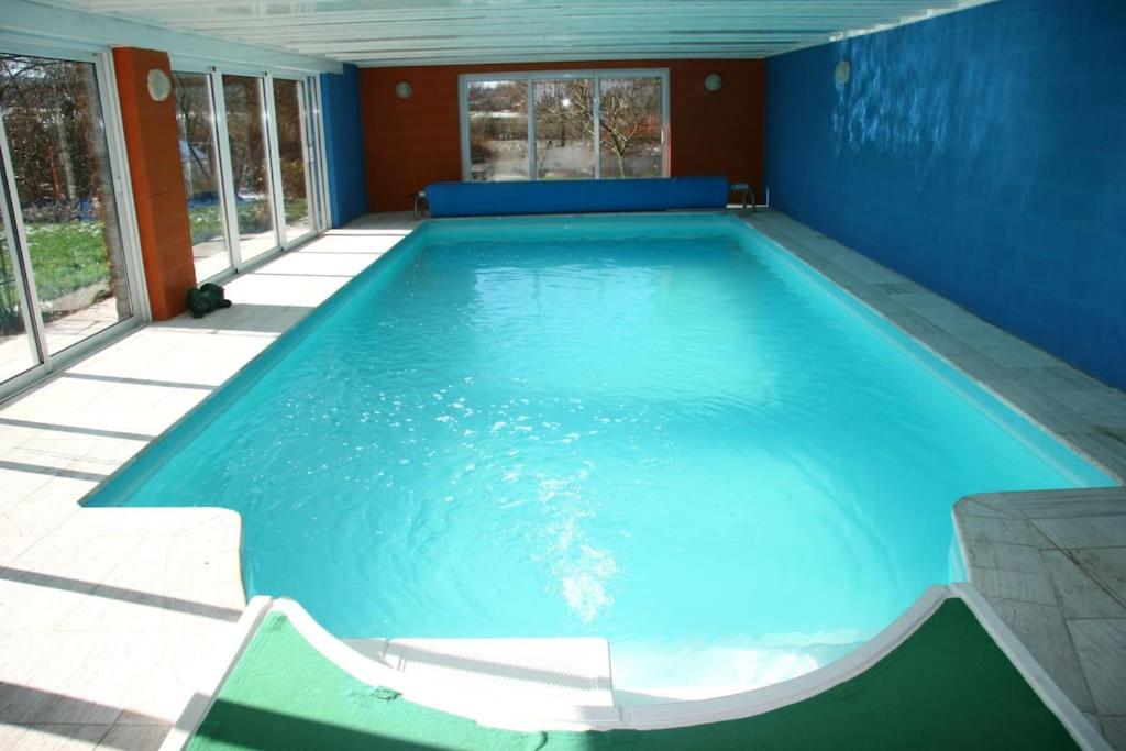 Het zwembad bij of vlak bij Gîte L'eau bleue