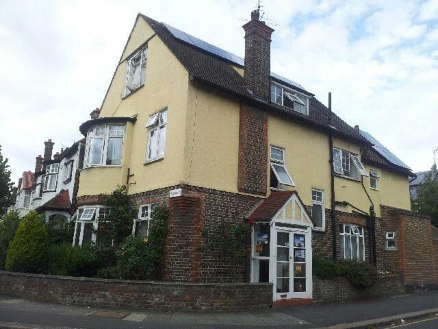 ein großes Backsteinhaus an der Straßenseite in der Unterkunft Compton Guest House in London