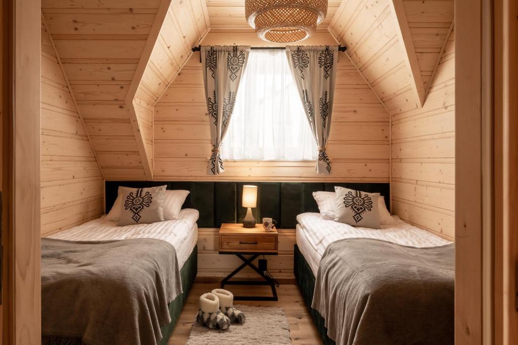 Tempat tidur dalam kamar di Czas na góry i las, dom z bala, sauna