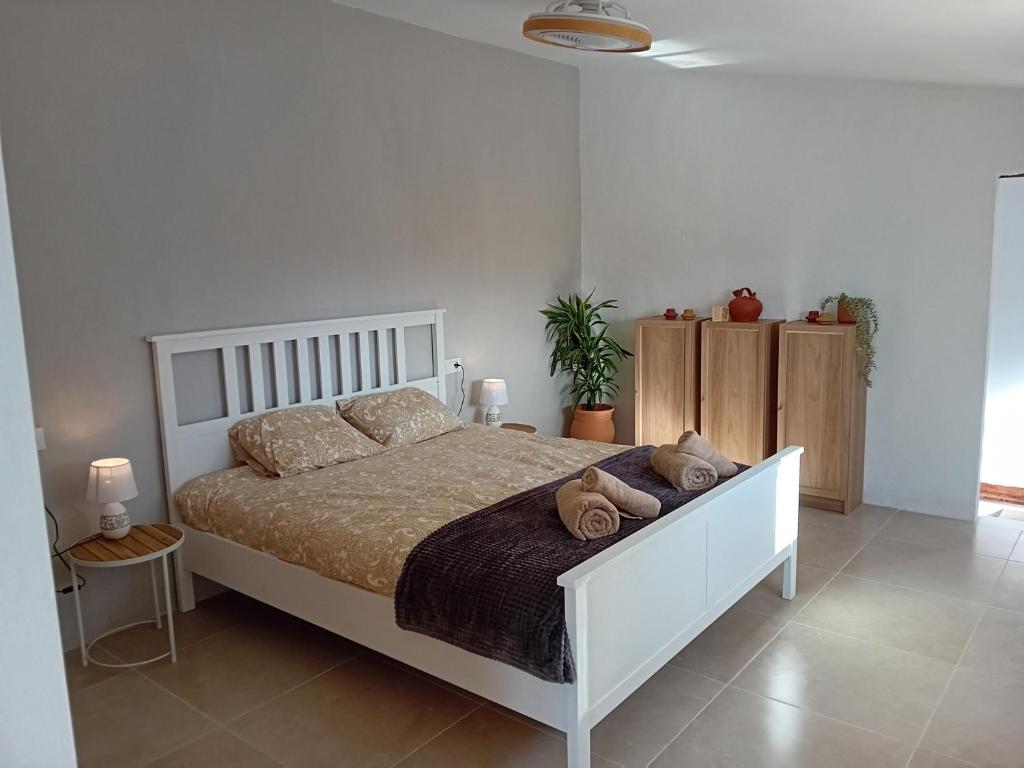 a bedroom with a white bed with pillows on it at Casa nuestro sueño in Partaloa