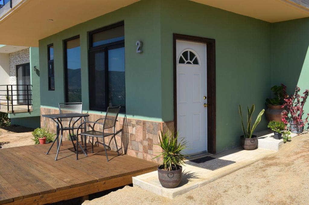 una casa con una mesa y sillas en una terraza en Casa Berty 2 en Ensenada
