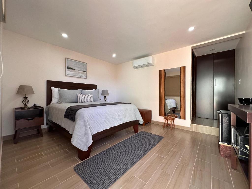 ein großes Schlafzimmer mit einem Bett und einem Kamin in der Unterkunft Casa Berty 4 in Ensenada