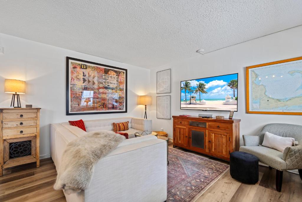 Una sala de estar con un sofá blanco y una silla. en Serene Seaside Escape- 1BR Bliss, en Fort Lauderdale