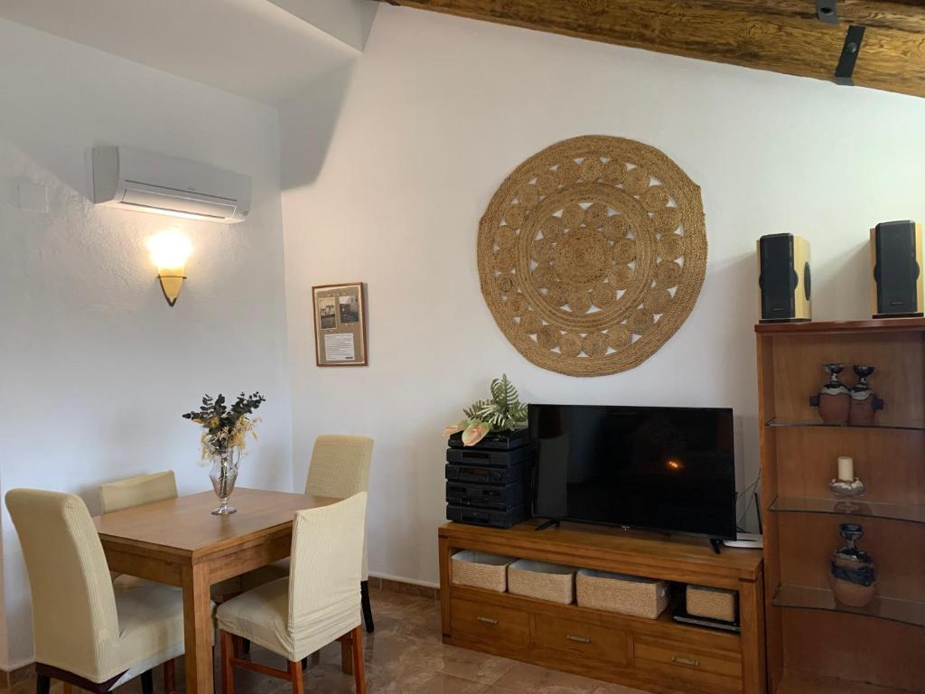 Televízia a/alebo spoločenská miestnosť v ubytovaní Casa Enric , con zona infantil, piscina y parking privado