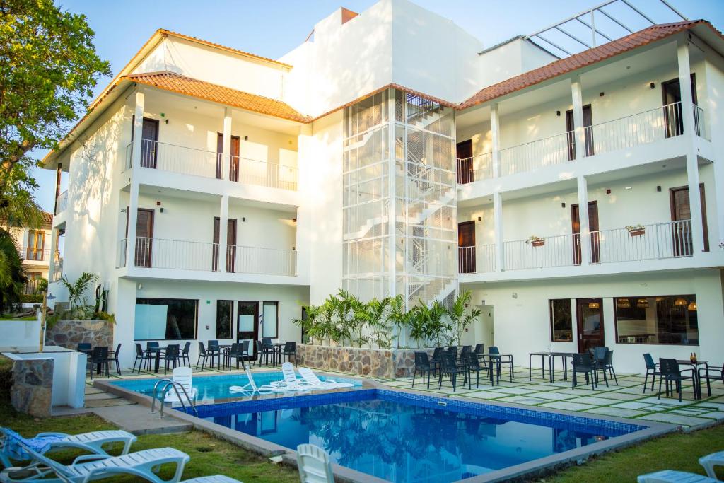 uma villa com piscina e um resort em Hotel Pedasí Nature Paradise em Pedasí Town
