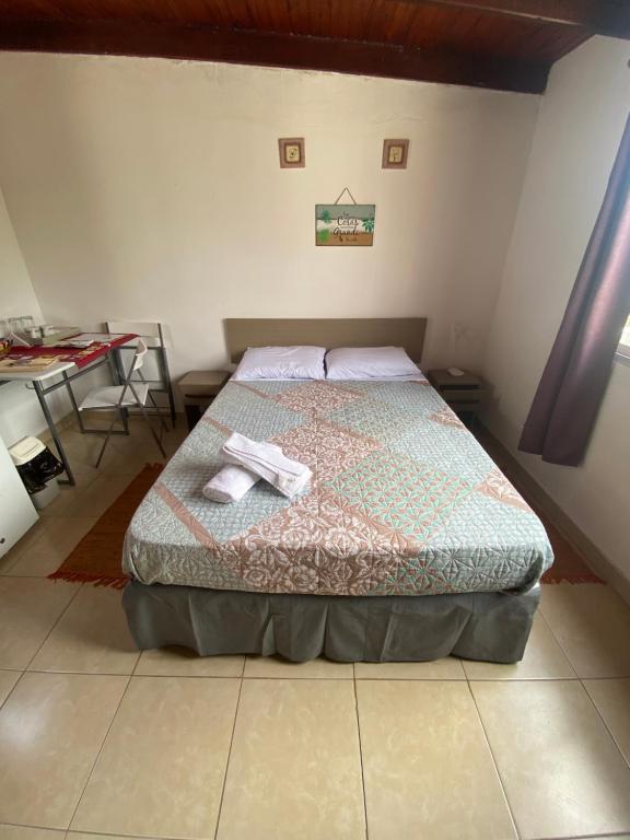 ein Schlafzimmer mit einem Bett mit zwei Handtüchern darauf in der Unterkunft Habitación Juspe in Colonia del Sacramento