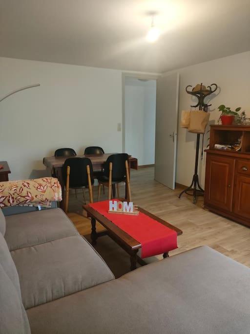 un salon avec un canapé et une table dans l'établissement Casa Tranquila Cerca el Estuario, à Pauillac