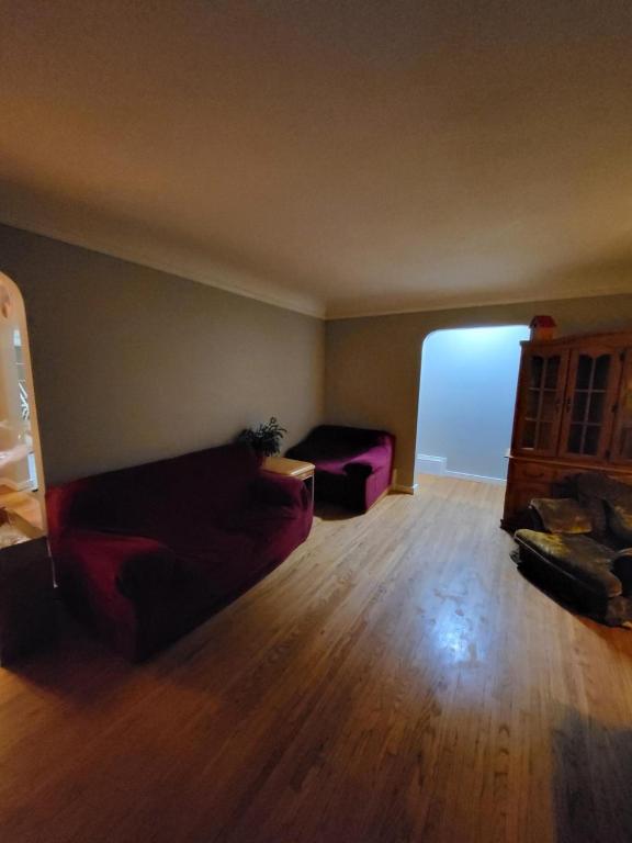 een woonkamer met een bank en een tafel bij A Place to Call Home in Edmonton