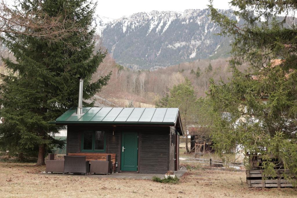 eine kleine Hütte mit grüner Tür in den Bergen in der Unterkunft Kleines romantisches Chalet in der Semmering-Rax Region in Neunkirchen