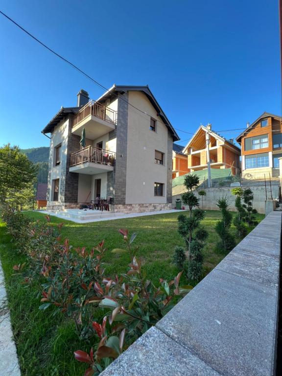 - Vistas a una casa desde la calle en Villa JETA, en Prevallë