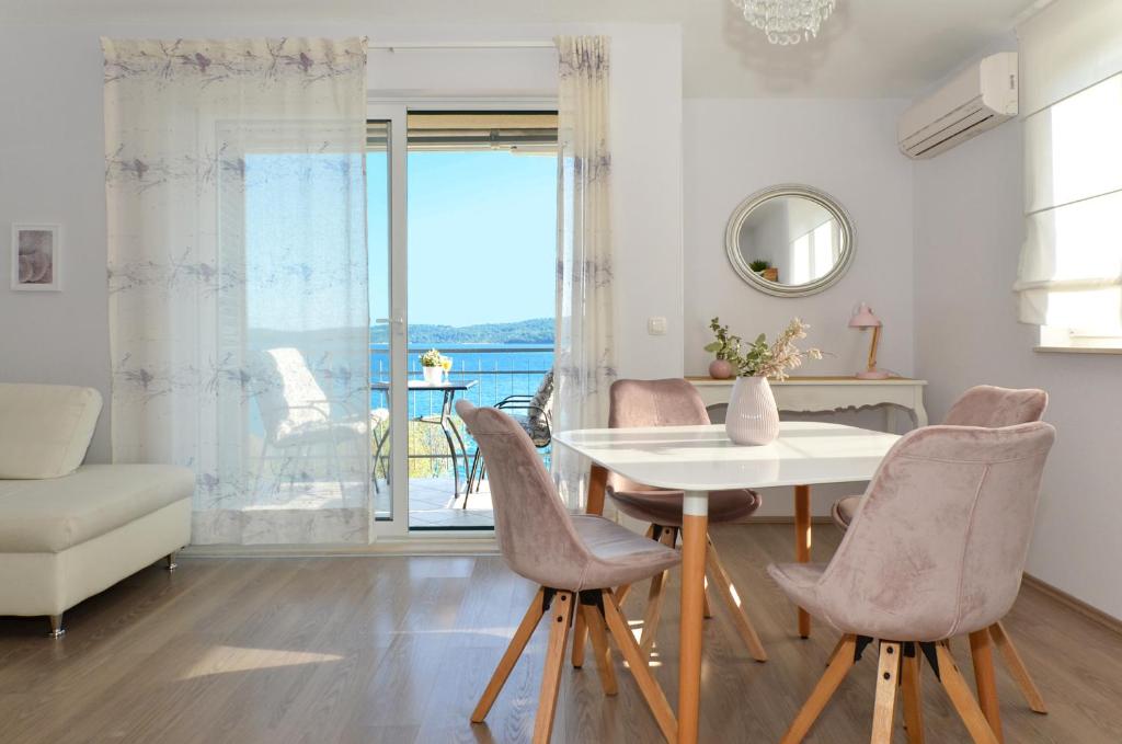 d'un salon avec une table et des chaises ainsi que d'un balcon. dans l'établissement Mar deLuxe Apartment no 3, à Trogir