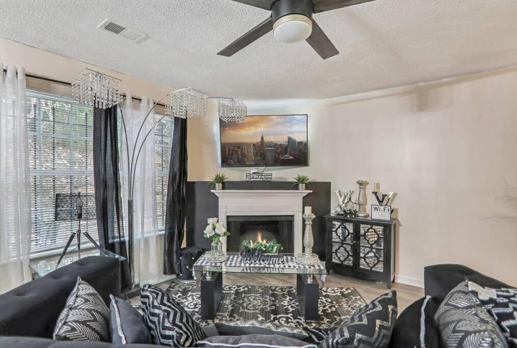 ein Wohnzimmer mit einem Sofa und einem Kamin in der Unterkunft Modern Oasis for family Escape ! in Atlanta