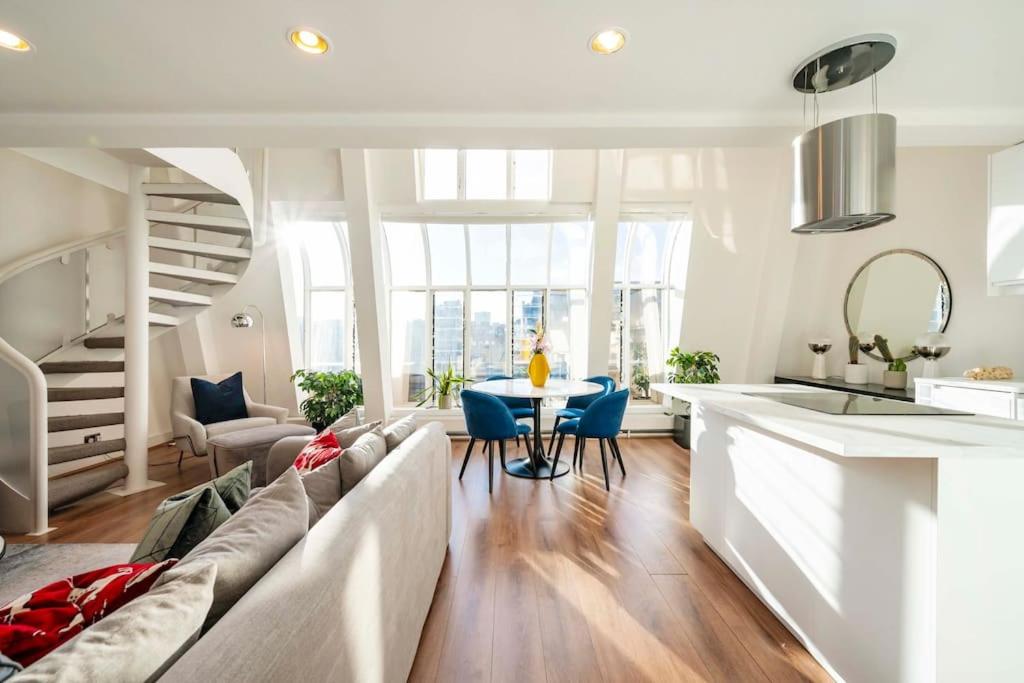 ein Wohnzimmer mit einem Sofa und einem Tisch in der Unterkunft Arcore Premium Apartments Golden Square in London