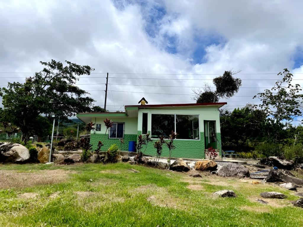 une petite maison avec un extérieur vert dans l'établissement Miravalles Volcano House, à Guayabal