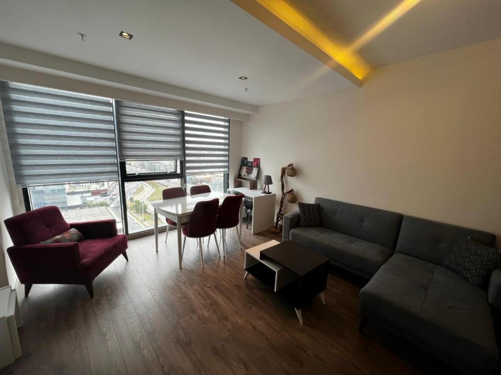 伊斯坦堡的住宿－Luxury apartments，客厅配有沙发和桌椅