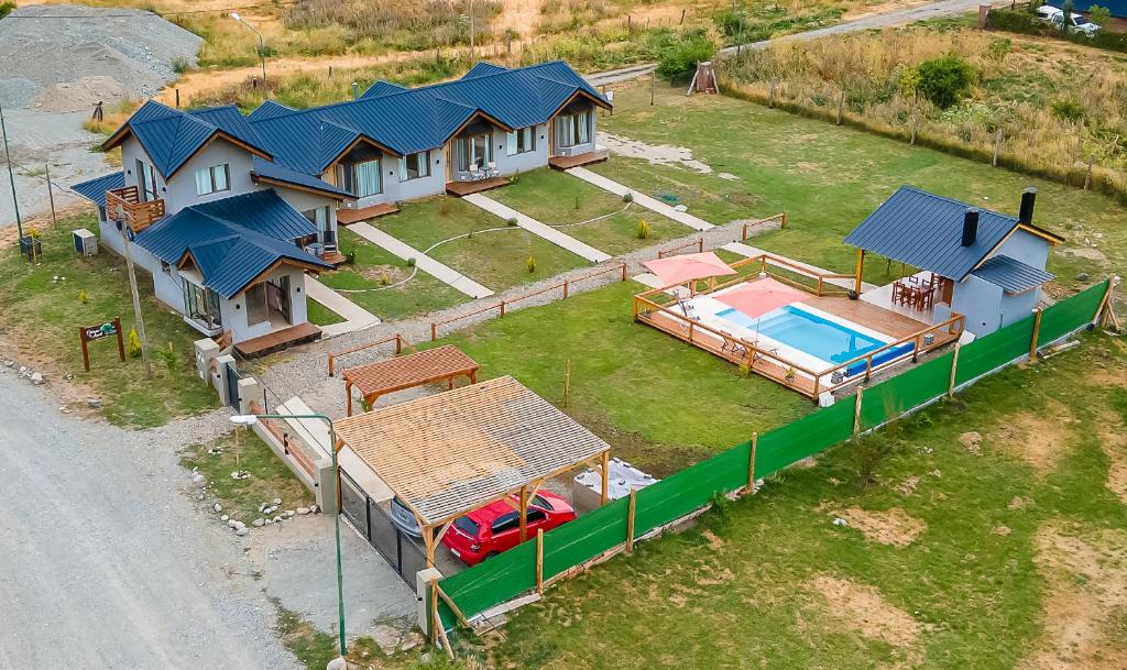 una vista aérea de una casa con piscina en Cabañas & Apart Del Sauce en El Hoyo
