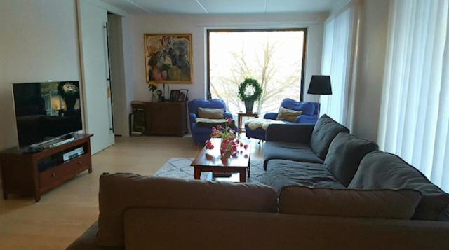 salon z kanapą i telewizorem w obiekcie Shared Modern apartment with pets by the waterfront w Sztokholmie