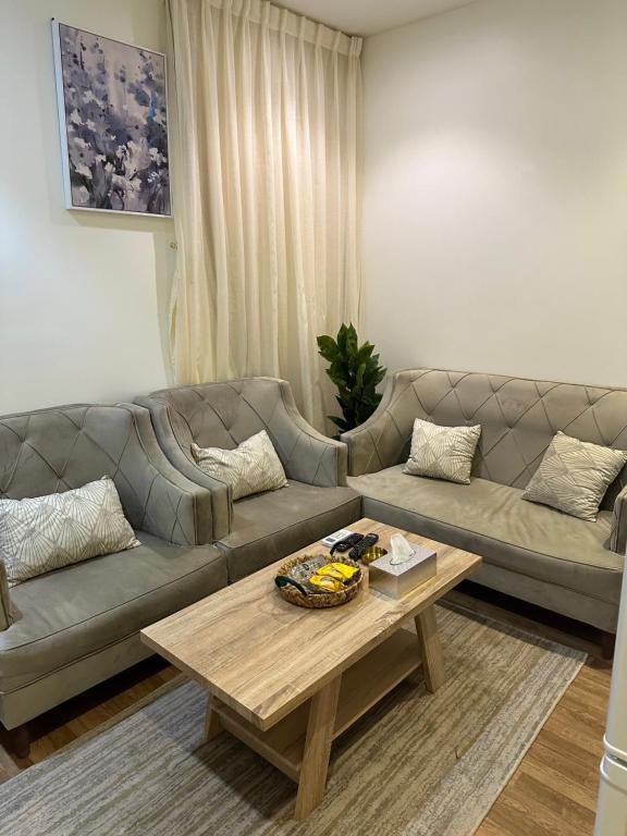 een woonkamer met een bank en een salontafel bij شقة فاخرة بدخول ذاتي 2 in Al Kharj