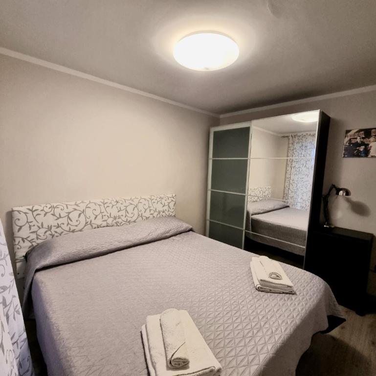 ein Schlafzimmer mit einem Bett mit zwei Handtüchern darauf in der Unterkunft Tiny Little Home - Casa Vacanze ad Uso Esclusivo in Neapel