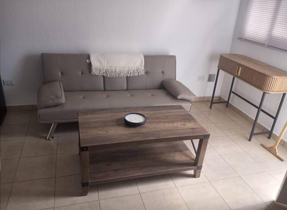 uma sala de estar com um sofá e uma mesa de centro em Eco terra em Chalchuapa