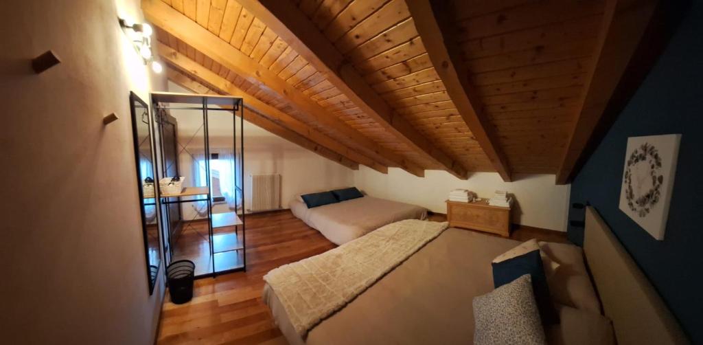 sala de estar con cama y sofá en Hisa Karletavi, 